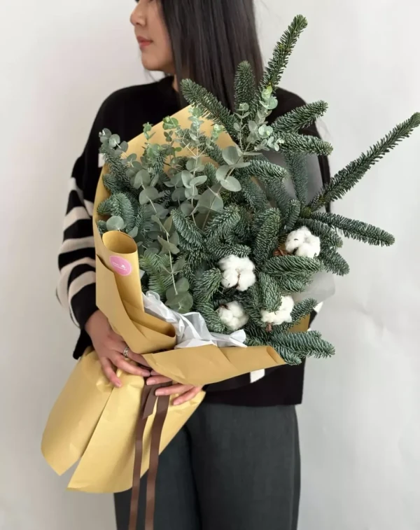 Букет "Tinsel mini" — Букет "Tinsel mini" — нестандартный цветочный подарок с выразительным декоративным оформлением.